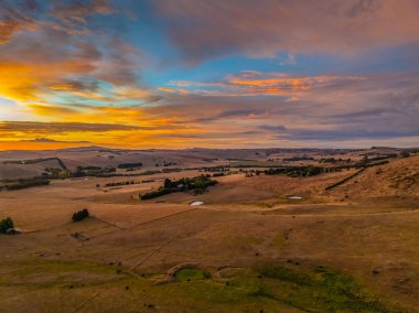 NSW, Avustralya 'nın orta batısındaki Blayney' de hava gündoğumu manzarası yüksek bulutlu..