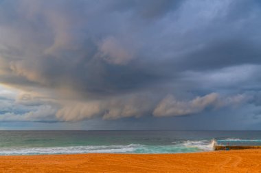 Sydney, NSW, Avustralya 'nın kuzey sahillerindeki Bilgola Plajı' nda yağmur bulutlarıyla Sunrise Seascape.