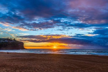 Sydney, NSW, Avustralya 'nın kuzey sahillerindeki Bilgola Plajı' nda yağmur bulutlarıyla Sunrise Seascape.