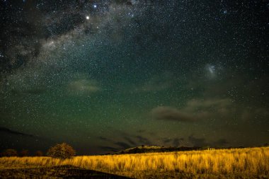 Blayney, Orta Batı, NSW, Avustralya 'da yıldızlarla dolu kırsal gece gökyüzü ve ışık bulutu.