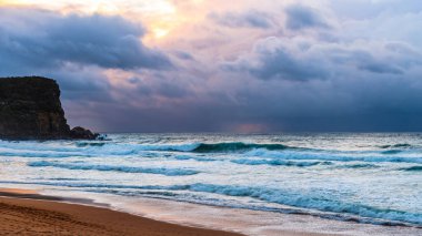 Sydney, NSW ve Avustralya 'nın kuzey sahillerinde Avalon' da yağmur bulutlarıyla sörf yapmak..