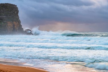 Sydney, NSW ve Avustralya 'nın kuzey sahillerinde Avalon' da yağmur bulutlarıyla sörf yapmak..
