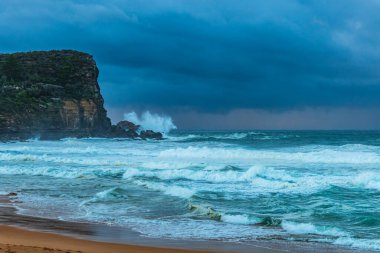 Sydney, NSW ve Avustralya 'nın kuzey sahillerinde Avalon' da yağmur bulutlarıyla sörf yapmak..