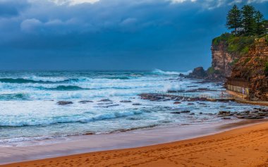 Sydney, NSW ve Avustralya 'nın kuzey sahillerinde Avalon' da yağmur bulutlarıyla sörf yapmak..