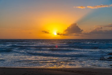 Sydney, NSW, Avustralya 'nın kuzey sahillerindeki Avalon' da kayalar ve dalgalarla gün doğumu.