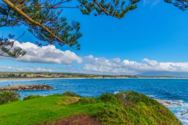 Bermagui, NSW, Avustralya 'da Breakwall ve Marina' nın yanındaki Sunrise Point 'ten deniz manzaralı.