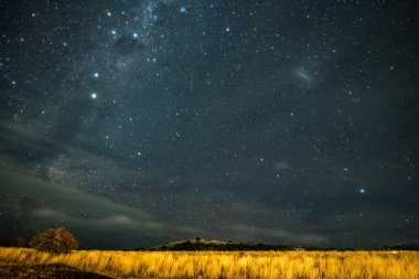 Samanyolu 'nun gece gökyüzü Blayney, Orta Batı, NSW, Avustralya' da yıldızlarla doluydu..