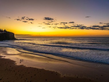 Sydney, NSW, Avustralya 'nın kuzey sahillerindeki Bilgola Sahili' nde dalgalı hava gündoğumu deniz manzarası..