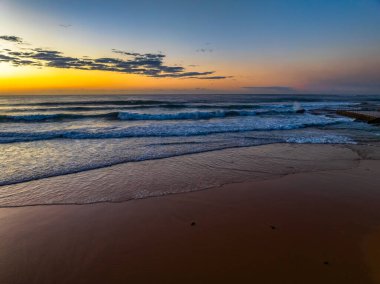 Sydney, NSW, Avustralya 'nın kuzey sahillerindeki Bilgola Sahili' nde dalgalı hava gündoğumu deniz manzarası..
