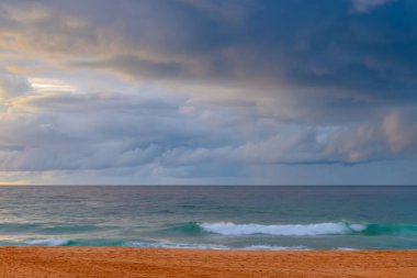 Sydney, NSW, Avustralya 'nın kuzey sahillerindeki Bilgola Plajı' nda yağmur bulutlarıyla Sunrise Seascape.