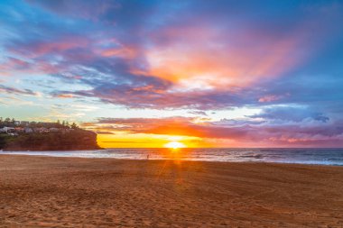 Sydney, NSW, Avustralya 'nın kuzey sahillerindeki Bilgola Plajı' nda yağmur bulutlarıyla Sunrise Seascape.