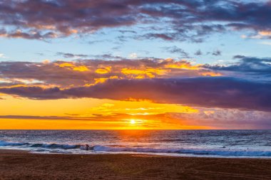 Sydney, NSW, Avustralya 'nın kuzey sahillerindeki Bilgola Plajı' nda yağmur bulutlarıyla Sunrise Seascape.