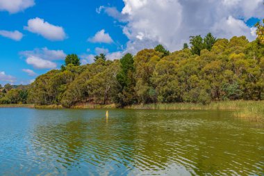 Avustralya, NSW 'nin orta batısındaki Canobolas Dağı eteğindeki Orange yakınlarındaki Canobolas Gölü' nde mevsimler değişti..