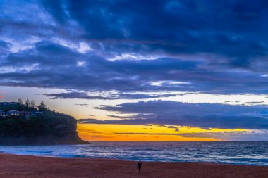 Sydney, NSW, Avustralya 'nın kuzey sahillerindeki Bilgola Plajı' nda yağmur bulutlarıyla Sunrise Seascape.