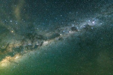 Samanyolu 'nun gece gökyüzü Blayney, Orta Batı, NSW, Avustralya' da yıldızlar ve ışık bulutlarıyla doluydu..