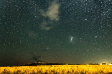 Samanyolu 'nun gece gökyüzü Blayney, Orta Batı, NSW, Avustralya' da yıldızlar ve ışık bulutlarıyla doluydu..