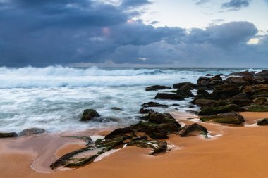 Avustralya, NSW 'nin merkez kıyısındaki Killcare Sahili' nde karamsar gündoğumu deniz manzarası..