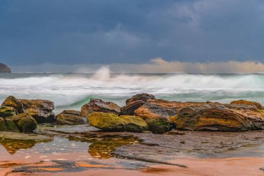 Avustralya, NSW 'nin merkez kıyısındaki Killcare Sahili' nde karamsar gündoğumu deniz manzarası..