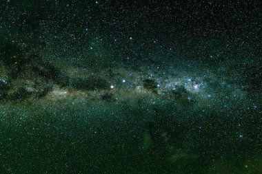 Samanyolu 'nun gece gökyüzü Blayney, Orta Batı, NSW, Avustralya' da yıldızlar ve ışık bulutlarıyla doluydu..