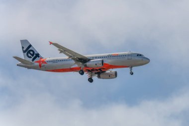 VH-VQH - Airbus A320-232 - Sydney, NSW, Avustralya üzerinde bulutlu mavi gökyüzünde Jetstar Aircraft. 30 Mart 2025 'te çekildi..