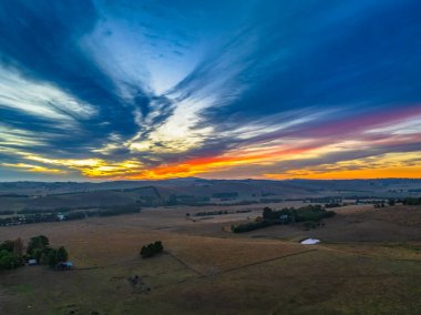 Renkli Gündoğumu NSW, Avustralya 'nın orta batısındaki Blayney' de kırsal alanda bulutlar var..