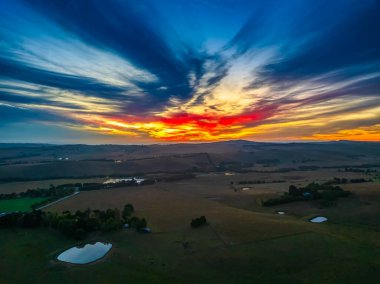Renkli Gündoğumu NSW, Avustralya 'nın orta batısındaki Blayney' de kırsal alanda bulutlar var..