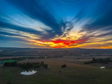 Renkli Gündoğumu NSW, Avustralya 'nın orta batısındaki Blayney' de kırsal alanda bulutlar var..