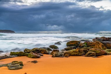 Avustralya, NSW 'nin merkez kıyısındaki Killcare Sahili' nde karamsar gündoğumu deniz manzarası..