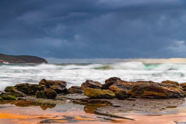 Avustralya, NSW 'nin merkez kıyısındaki Killcare Sahili' nde karamsar gündoğumu deniz manzarası..