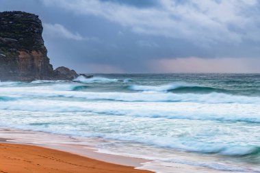 Sydney, NSW ve Avustralya 'nın kuzey sahillerinde Avalon' da yağmur bulutlarıyla sörf yapmak..