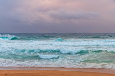 Sydney, NSW ve Avustralya 'nın kuzey sahillerinde Avalon' da yağmur bulutlarıyla sörf yapmak..