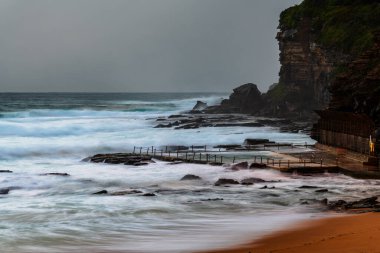 Sydney, NSW ve Avustralya 'nın kuzey sahillerinde Avalon' da yağmur bulutlarıyla sörf yapmak..