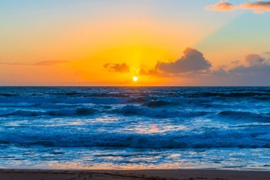 Sydney, NSW, Avustralya 'nın kuzey sahillerindeki Avalon' da kayalar ve dalgalarla gün doğumu.
