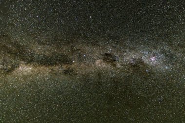 Samanyolu Galaksisi ile karanlık gece gökyüzü Blayney, Orta Batı, NSW, Avustralya 'dan yıldızlarla dolu..