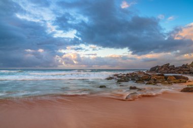 Avustralya, NSW 'nin merkez kıyısındaki Killcare Sahili' nde karamsar gündoğumu deniz manzarası..