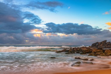 Avustralya, NSW 'nin merkez kıyısındaki Killcare Sahili' nde karamsar gündoğumu deniz manzarası..