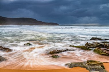 Avustralya, NSW 'nin merkez kıyısındaki Killcare Sahili' nde karamsar gündoğumu deniz manzarası..