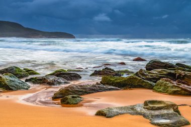 Avustralya, NSW 'nin merkez kıyısındaki Killcare Sahili' nde karamsar gündoğumu deniz manzarası..