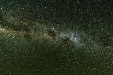 Samanyolu Galaksisi ile karanlık gece gökyüzü Blayney, Orta Batı, NSW, Avustralya 'dan yıldızlarla dolu..