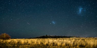 Samanyolu Galaksisi ile karanlık gece gökyüzü Blayney, Orta Batı, NSW, Avustralya 'dan yıldızlarla dolu..