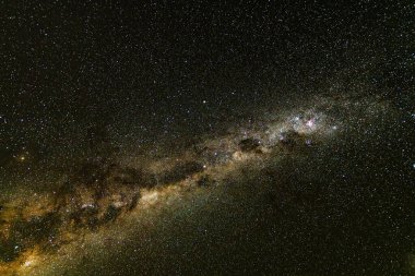 Samanyolu Galaksisi ile karanlık gece gökyüzü Blayney, Orta Batı, NSW, Avustralya 'dan yıldızlarla dolu..