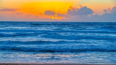 Sydney, NSW, Avustralya 'nın kuzey sahillerindeki Avalon' da kayalar ve dalgalarla gün doğumu.