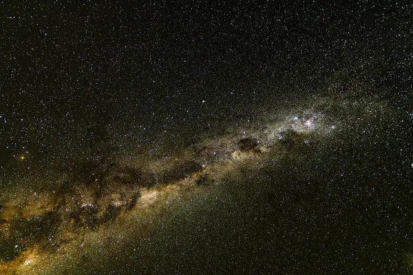 Samanyolu Galaksisi ile karanlık gece gökyüzü Blayney, Orta Batı, NSW, Avustralya 'dan yıldızlarla dolu..