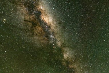 Samanyolu 'nun gece gökyüzü Blayney, Orta Batı, NSW, Avustralya' dan yıldızlarla doluydu..