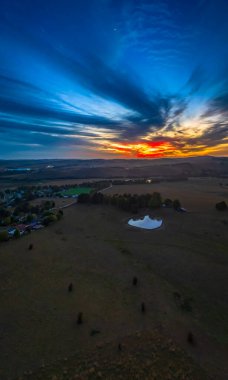 Renkli Gündoğumu NSW, Avustralya 'nın orta batısındaki Blayney' de kırsal alanda bulutlar var..
