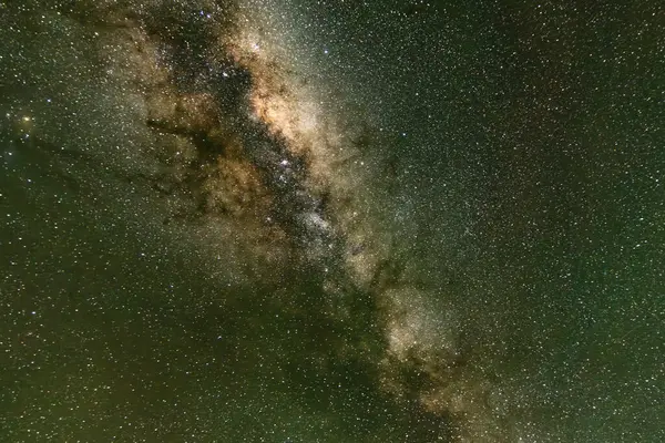 Samanyolu 'nun gece gökyüzü Blayney, Orta Batı, NSW, Avustralya' dan yıldızlarla doluydu..