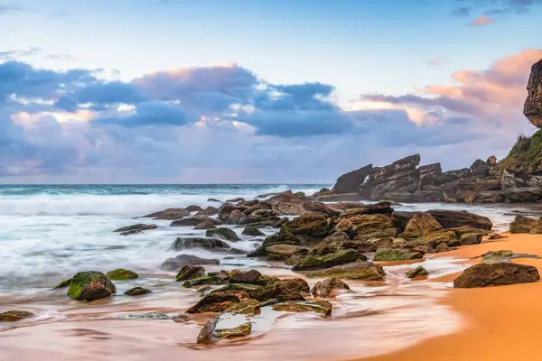Avustralya, NSW 'nin merkez kıyısındaki Killcare Sahili' nde karamsar gündoğumu deniz manzarası..