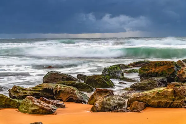 Avustralya, NSW 'nin merkez kıyısındaki Killcare Sahili' nde karamsar gündoğumu deniz manzarası..