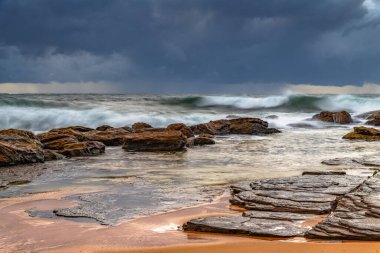 Avustralya, NSW 'nin merkez kıyısındaki Killcare Sahili' nde karamsar gündoğumu deniz manzarası..