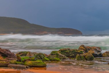 Avustralya, NSW 'nin merkez kıyısındaki Killcare Sahili' nde karamsar gündoğumu deniz manzarası..